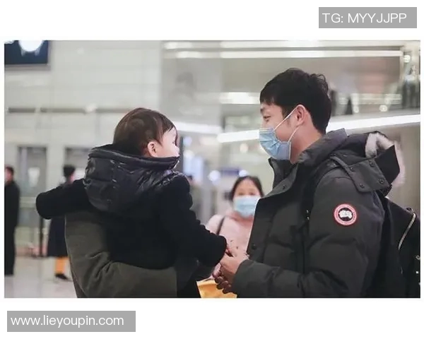 足球巨星父亲与子同框合影 展现温馨父爱与足球传奇传承